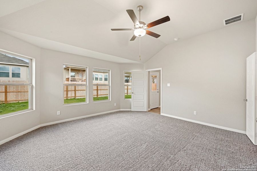 Spacious, unfurnished interior of a new home in Greenspoint Heights, Seguin (Image 31).