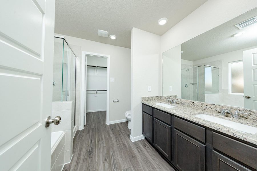 Furnished interior view inside a new home in Mackenzie Creek, Conroe (Image 5).