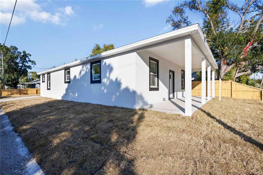 Exterior details and patio area of a home in , Bradenton (Image 13).