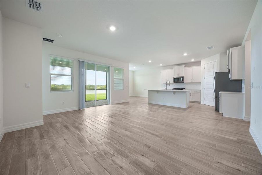 Spacious, unfurnished interior of a new home in Lakes of Mount Dora, Mount Dora (Image 14).