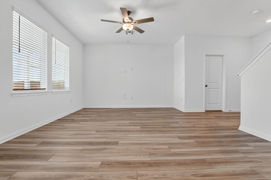 Spacious, unfurnished interior of a new home in Longview, Del Valle (Image 11).