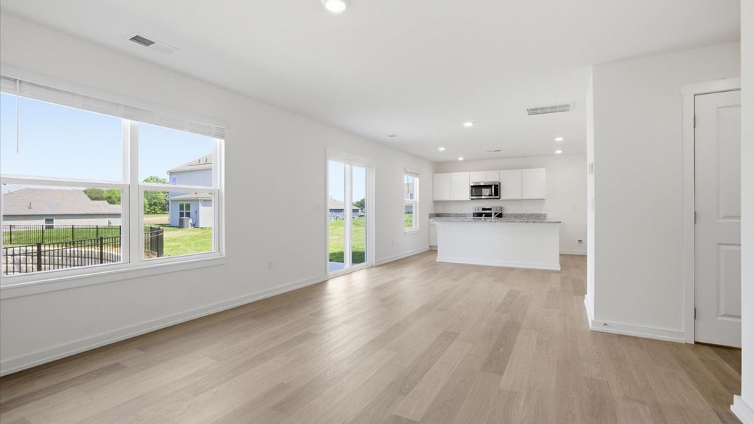 Spacious, unfurnished interior of a new home in Oak Hill, Vonore (Image 18).