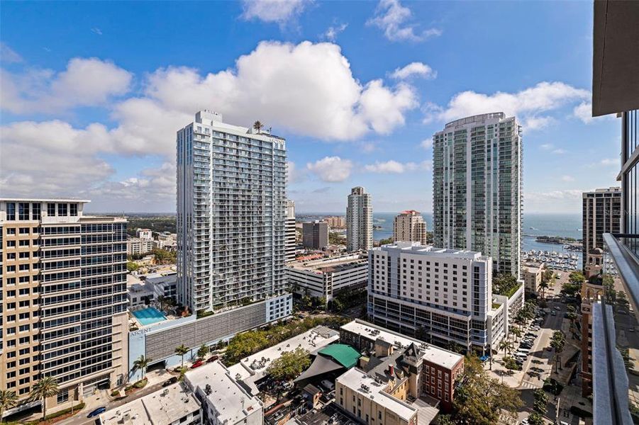 Condo located in St. Petersburg, FL showcasing its design and architecture (Image 54).