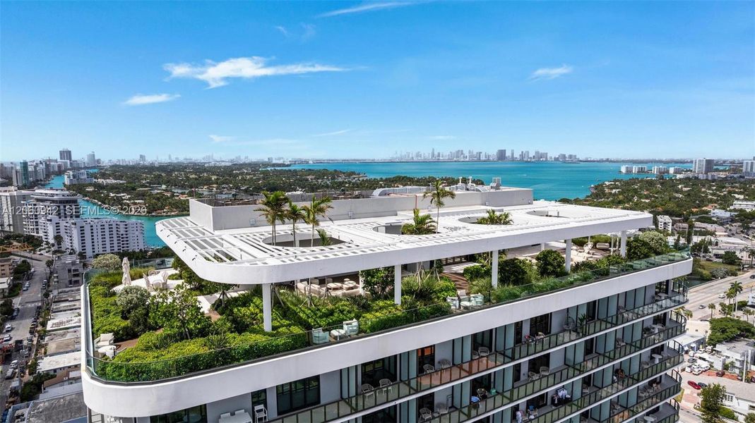 Condo located in Miami Beach, FL showcasing its design and architecture (Image 3).