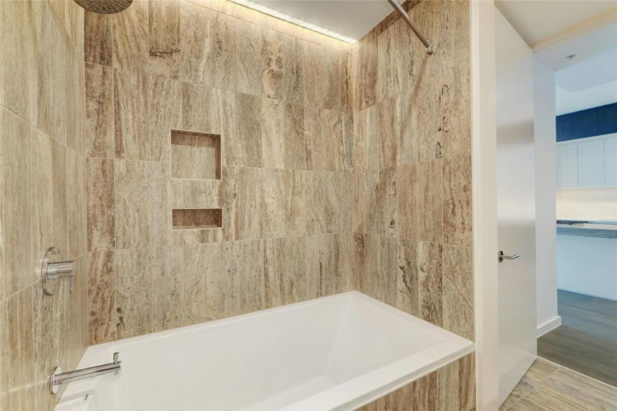 Bathroom with tiled shower / bath combo