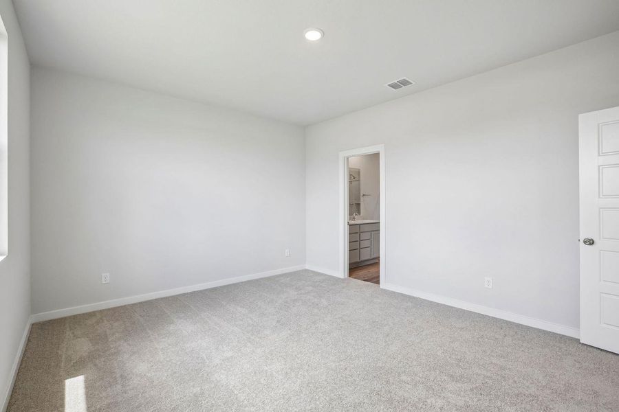 Spacious, unfurnished interior of a new home in Stallion Run, Buda (Image 27).