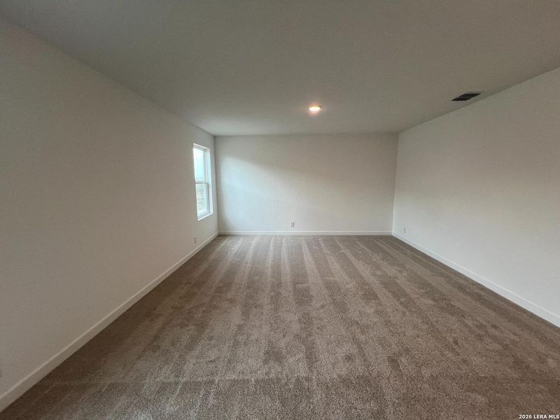 Spacious, unfurnished interior of a new home in Nopal Valley, San Antonio (Image 23).