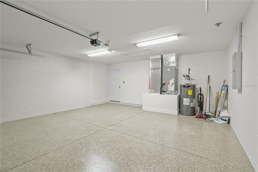 Spacious, unfurnished interior of a new home in , Dunnellon (Image 28).