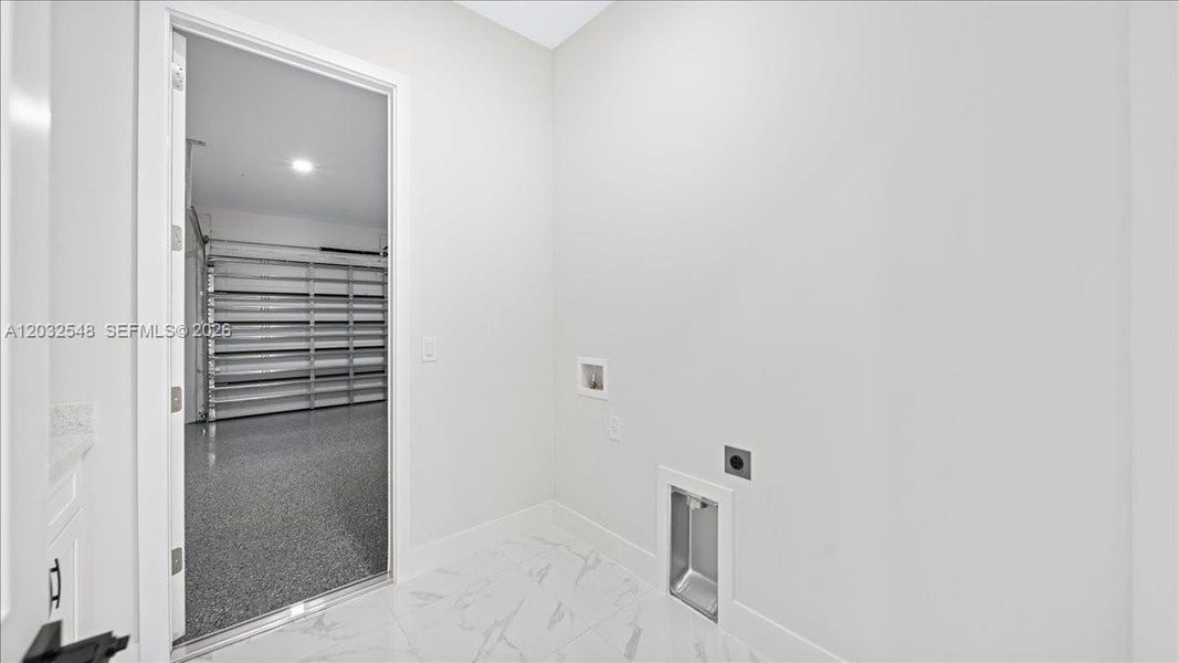 Spacious, unfurnished interior of a new home in , Cape Coral (Image 22).