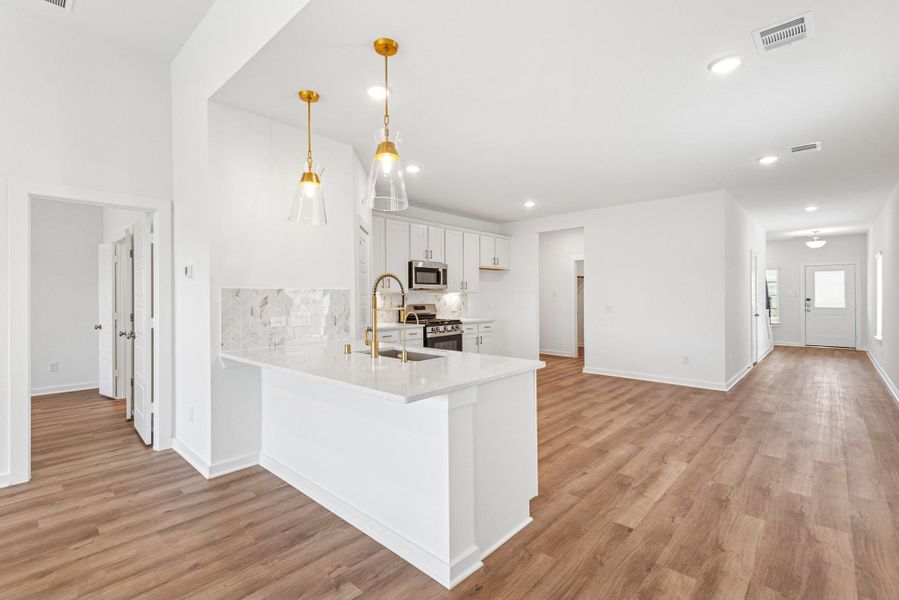 Image 33 of a home in Miller's Pond.