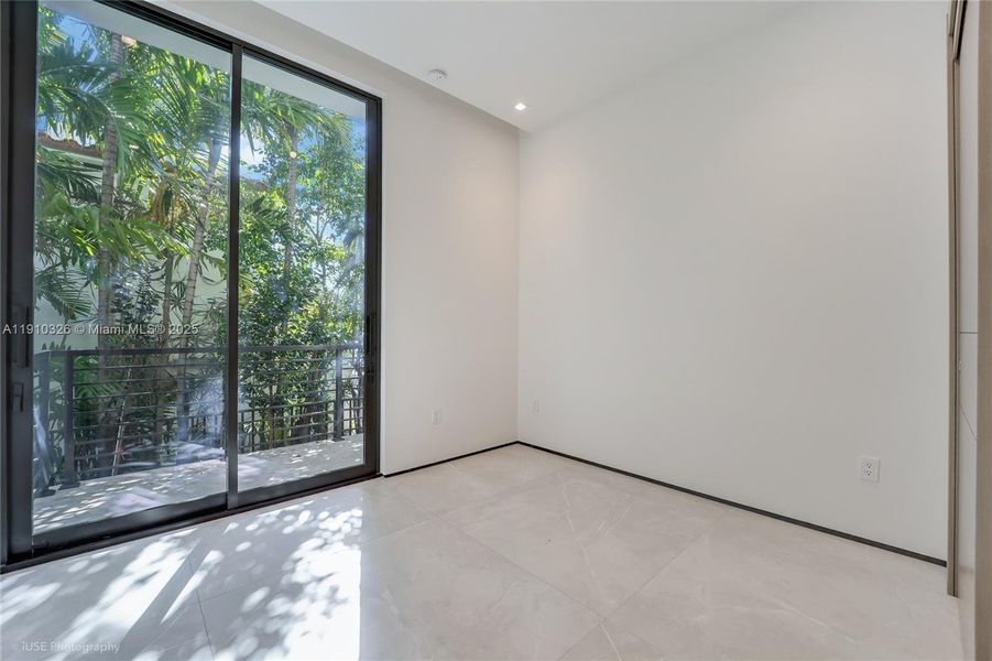 Spacious, unfurnished interior of a new home in , Miami Beach (Image 15).