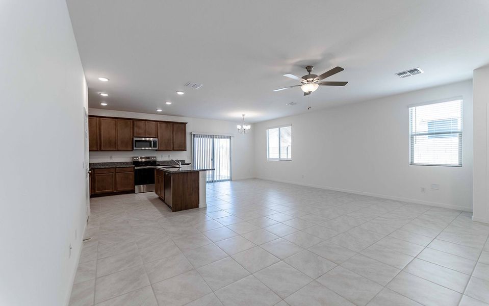 Spacious, unfurnished interior of a new home in Rancho Santa Rosa, Maricopa (Image 15).