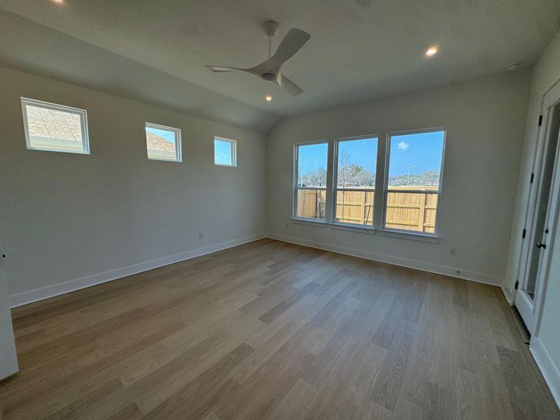 Spacious, unfurnished interior of a new home in Persimmon, Buda (Image 29).