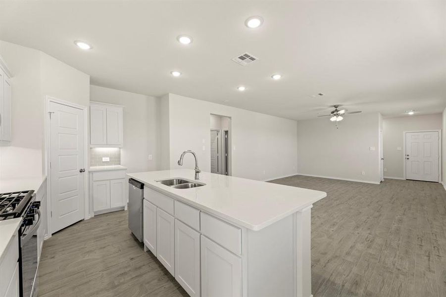 16. 2508 Breakaway - Kitchen (3)