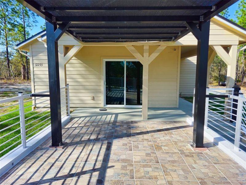 Exterior details and patio area of a home in , Dunnellon (Image 17).