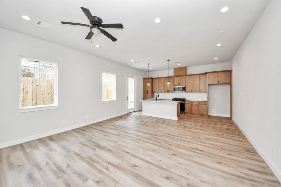 Spacious, unfurnished interior of a new home in Highland Gardens, Houston (Image 22).