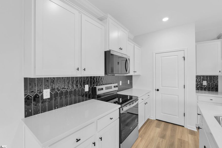 Furnished interior view inside a new home in Sedona, Greenville (Image 7).