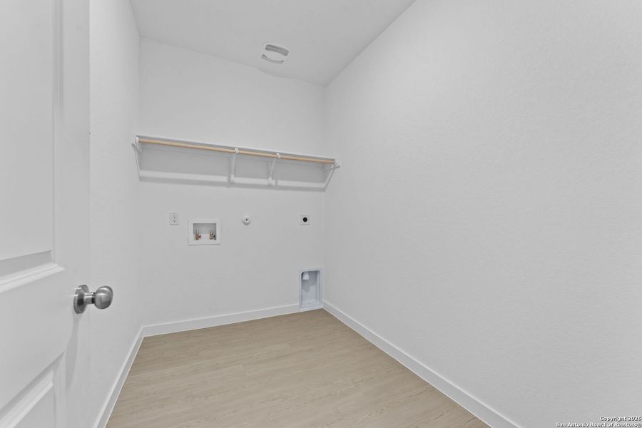 Spacious, unfurnished interior of a new home in Voss Farms, New Braunfels (Image 10).