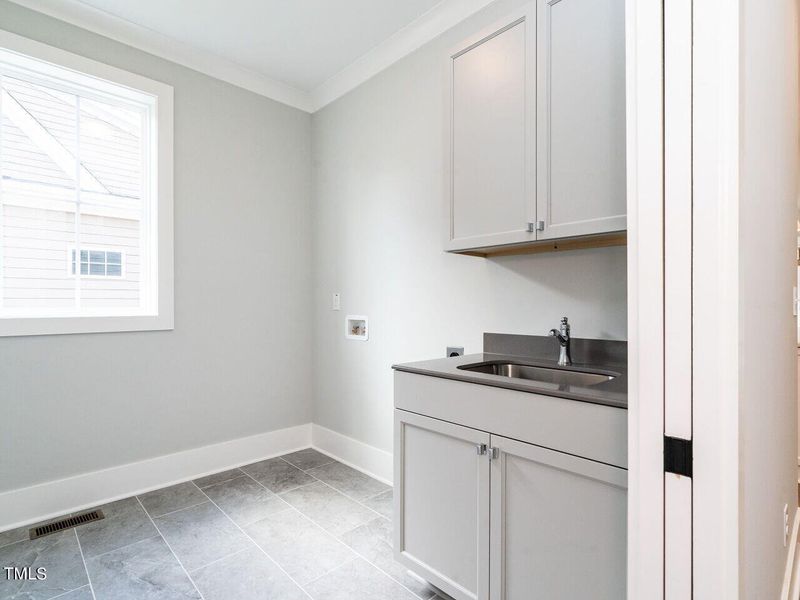 025-1280x960-laundry-mudroom