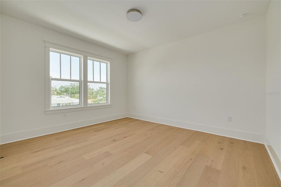 Spacious, unfurnished interior of a new home in , St. Petersburg (Image 20).