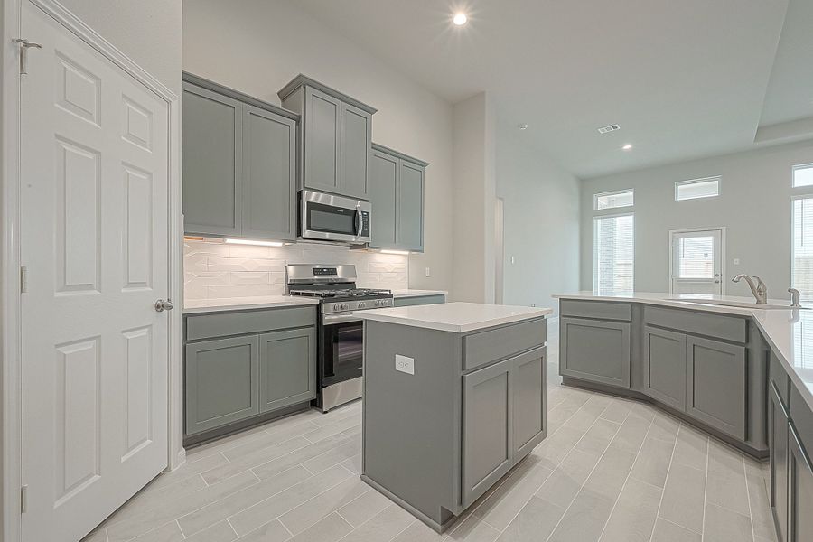 Representative furnished interior of a home built from the Floor Plan 1830 by Colina Homes in Grand Magnolia, Magnolia (Image 6). Representative furnished interior of a home built from the Floor Plan 1830 by Colina Homes in Grand Magnolia, Magnolia (Image 6).