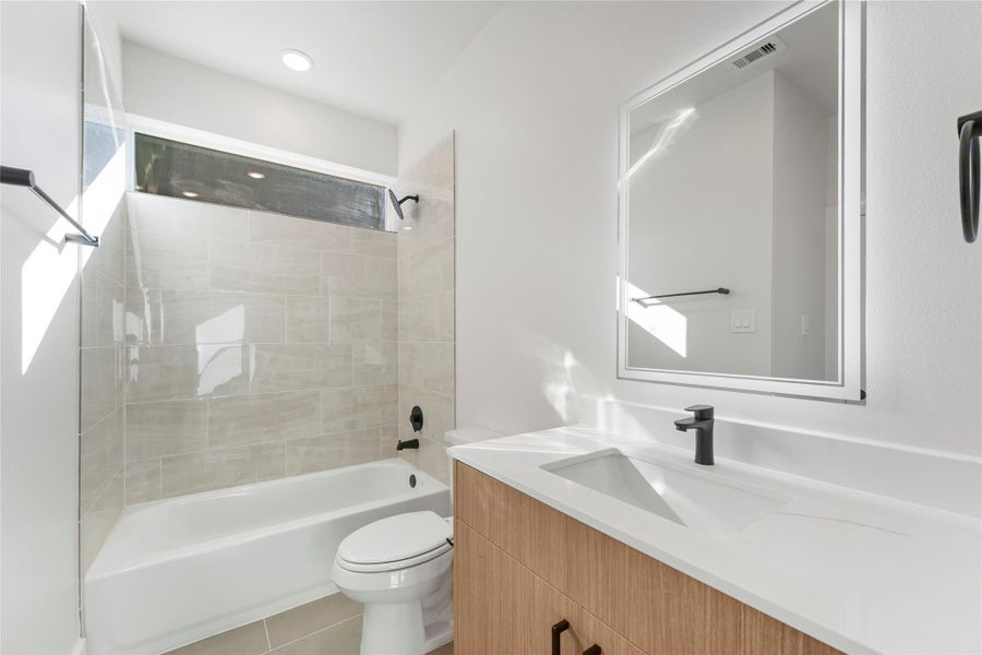 Furnished interior view inside a new home in Jesselton Square at Creekmont, Houston (Image 11). Furnished interior view inside a new home in Jesselton Square at Creekmont, Houston (Image 11).