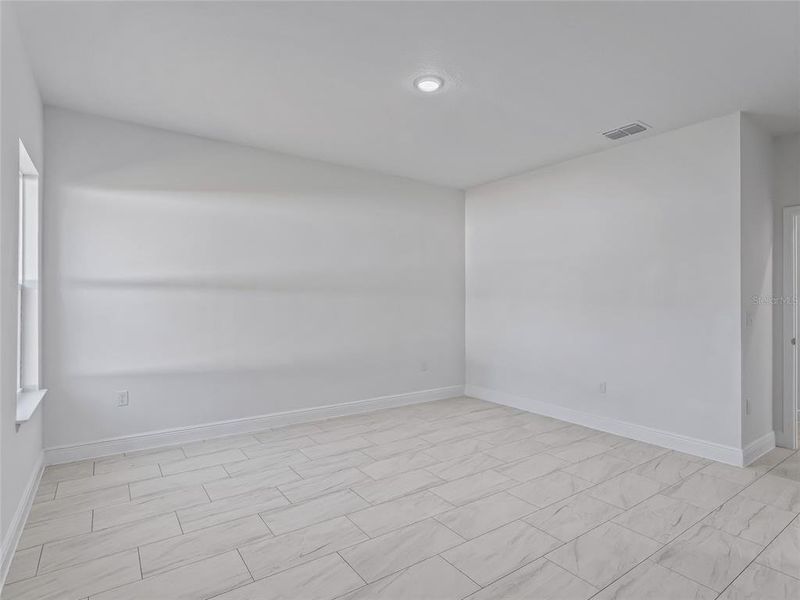 Spacious, unfurnished interior of a new home in , Ocala (Image 20).