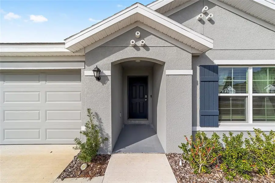Exterior details and patio area of a home in Huntington Ridge, Ocala (Image 24).