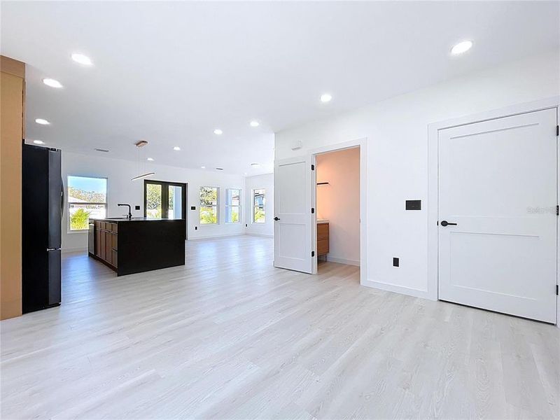 Spacious, unfurnished interior of a new home in , St. Petersburg (Image 57).