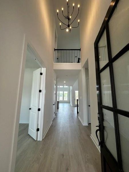 Spacious, unfurnished interior of a new home in Parmer Ranch, Georgetown (Image 9).