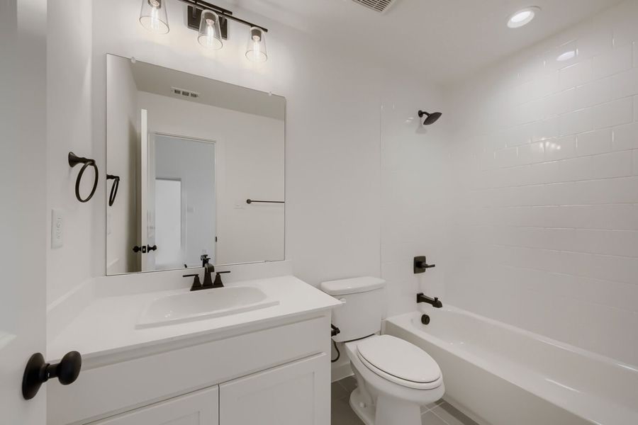 9904 Oak Glade - Full Bathroom