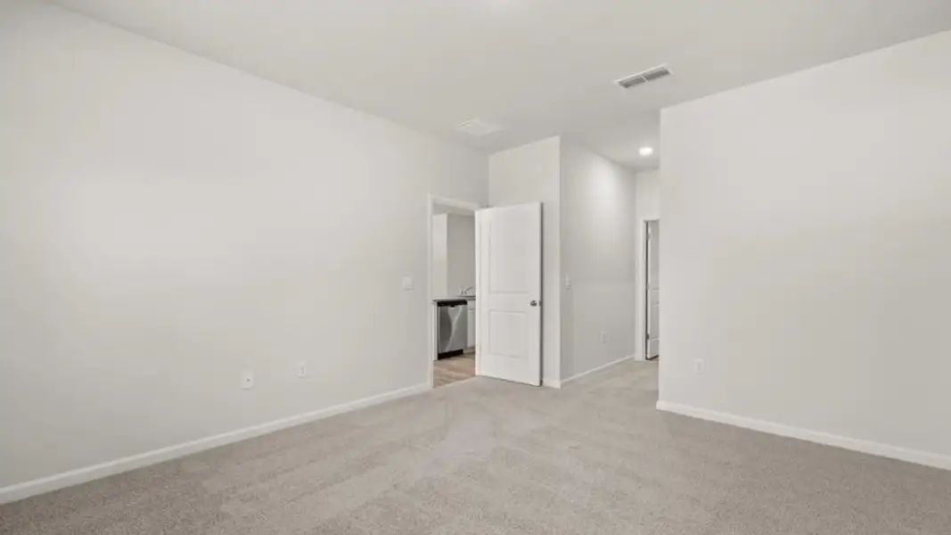 Spacious, unfurnished interior of a new home in Oakleigh Glen, Dallas (Image 21).