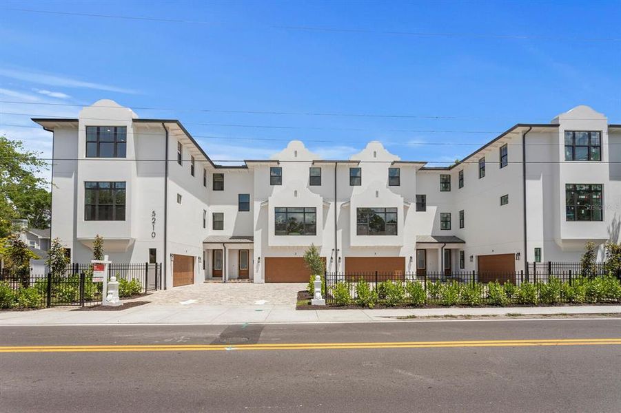 Condo located in Tampa, FL showcasing its design and architecture (Image 4).
