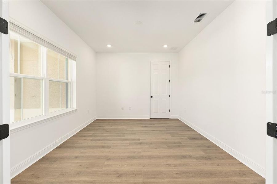 Spacious, unfurnished interior of a new home in , Ocala (Image 16).