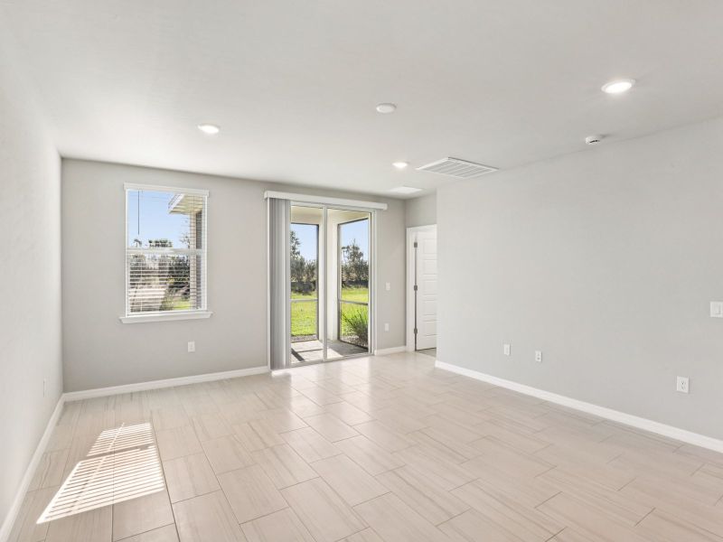Spacious, unfurnished interior of a new home in Crescent Lakes - Premier Series, Punta Gorda (Image 14).