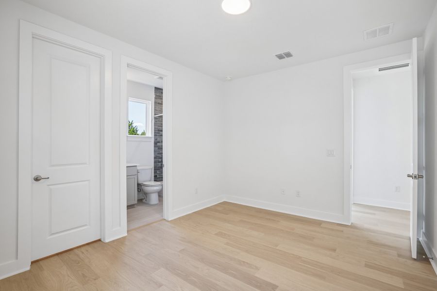 Spacious, unfurnished interior of a new home in Foxfield, Austin (Image 30).
