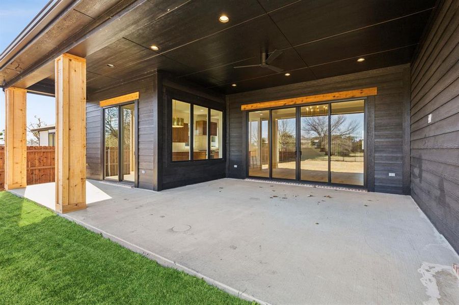 Exterior details and patio area of a home in , Roanoke (Image 3).