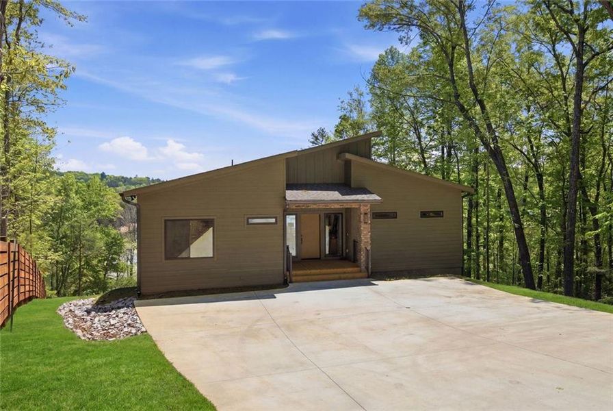 Exterior details and patio area of a home in , Blairsville (Image 30).