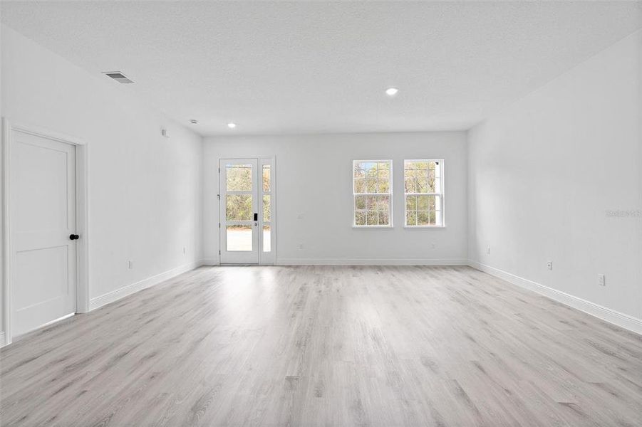 Spacious, unfurnished interior of a new home in , Ocala (Image 27).