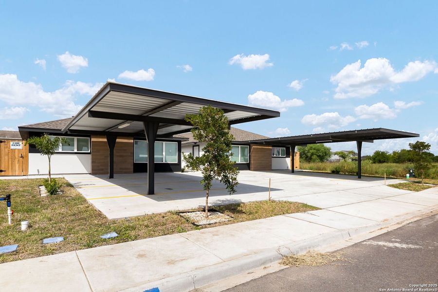 Exterior details and patio area of a home in , Weslaco (Image 21).