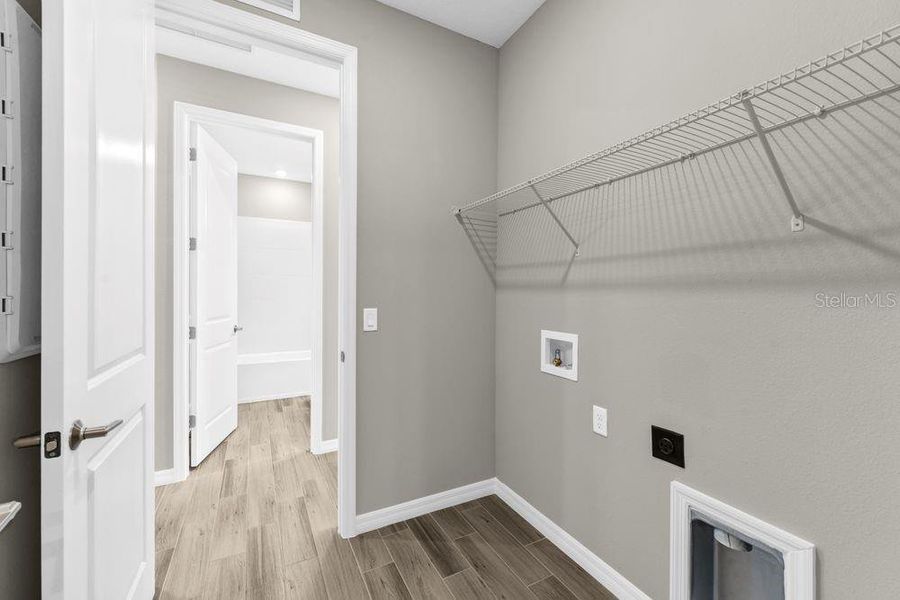 Spacious, unfurnished interior of a new home in Tiburon, Nokomis (Image 31).