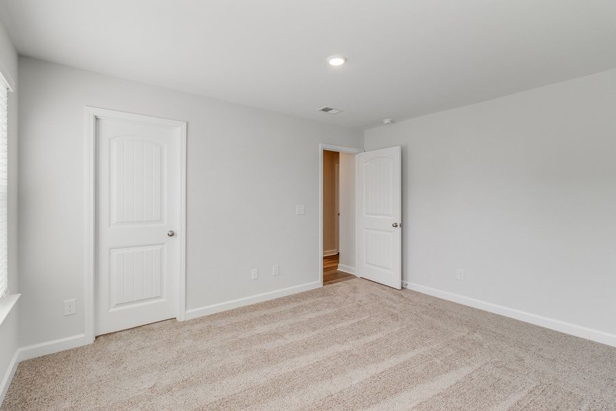Spacious, unfurnished interior of a new home in Hendrix Farms, Lexington (Image 35).