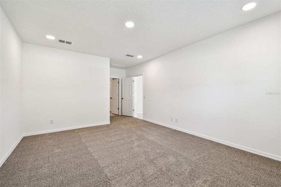 Spacious, unfurnished interior of a new home in Meadow Oaks, Hudson (Image 12).