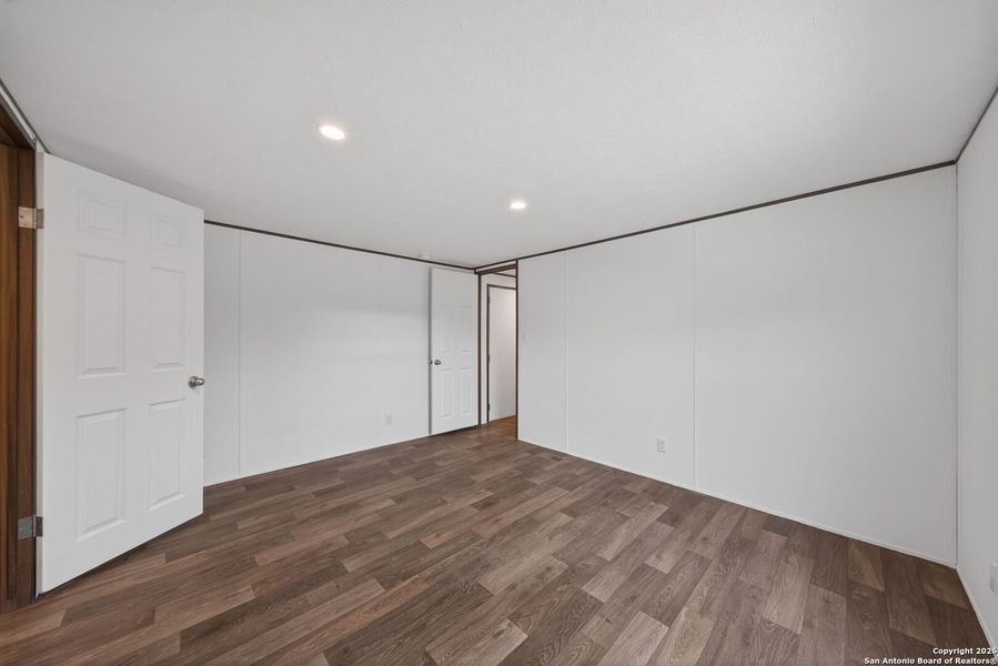 Spacious, unfurnished interior of a new home in , Bandera (Image 21).