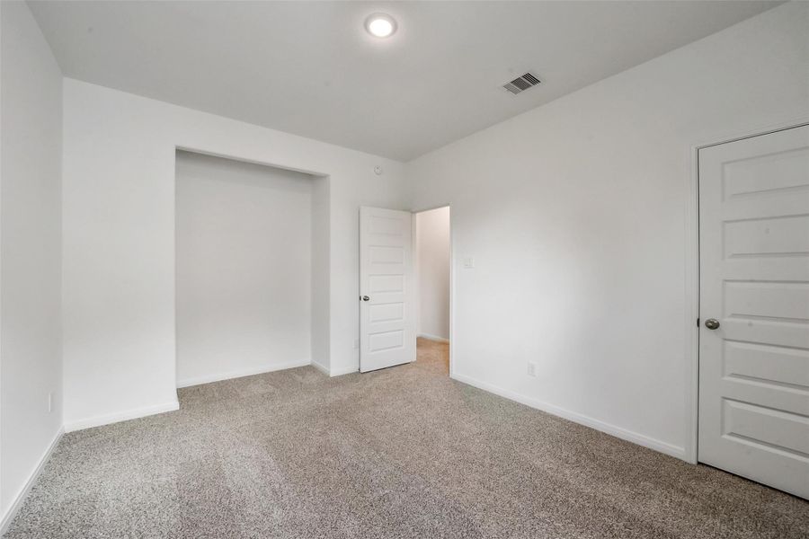 Spacious, unfurnished interior of a new home in Anderson Lake, Houston (Image 17).
