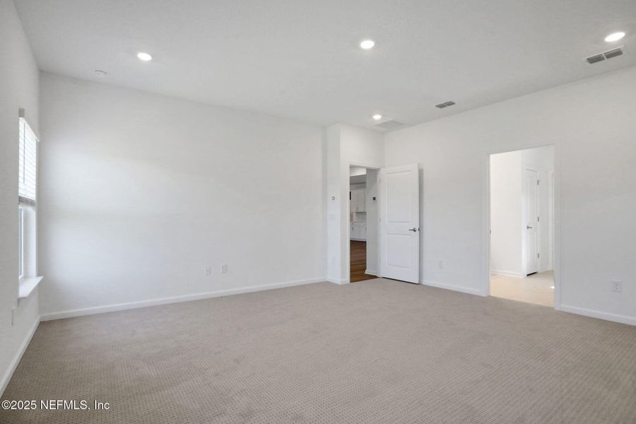 Spacious, unfurnished interior of a new home in Hyland Trail, Green Cove Springs (Image 32).