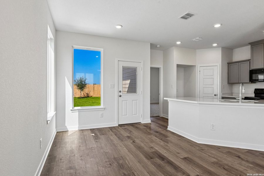 Spacious, unfurnished interior of a new home in Arroyo Ranch, Seguin (Image 17).