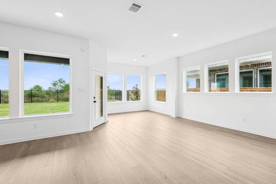 Spacious, unfurnished interior of a new home in The Grand Prairie 50’, Hockley (Image 27).