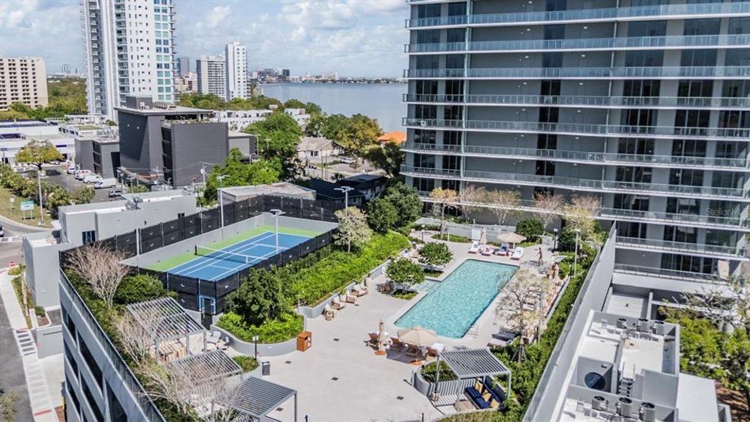 Condo located in Tampa, FL showcasing its design and architecture (Image 28).