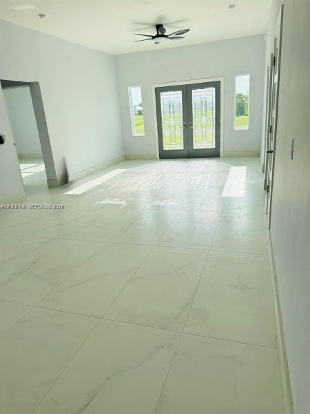 Spacious, unfurnished interior of a new home in , Sebring (Image 8).